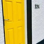 The Yellow Door 캐슬아일랜드