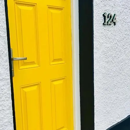 The Yellow Door جزيرة القلعة
